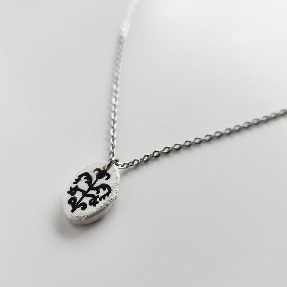 Iridescent Victorian Goth necklace with a small silver chain - Picture 4 of 7